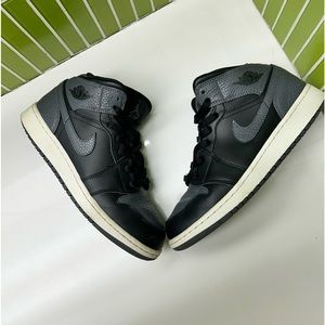 Women or kids Jordan 1 mids